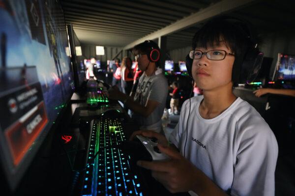 Kazuma Iwauchi (R) of Irvine, CA plays "Apex Legends" during EA Play 2019 event at the Hollywood Palladium in Los Angeles, Calif., on June 8, 2019. (Christian Petersen/Getty Images)