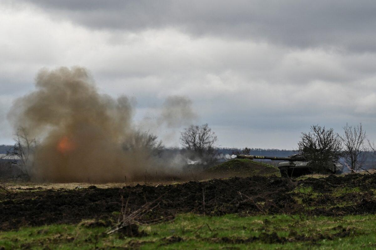 Ukrainian servicemen fire with a tank during military training near the frontline amid Russia's attack on Ukraine in Zaporizhzhia region, March 29, 2023. (Stringer/Reuters)