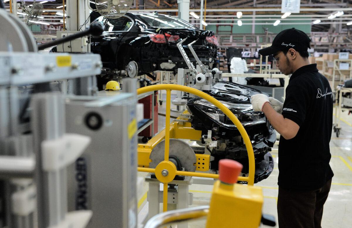 Indonesian technicians work on an assembly line of the new BMW 7 series in Jakarta, Indonesia, on Nov. 30, 2016. (Bay Ismoyo/AFP via Getty Images)