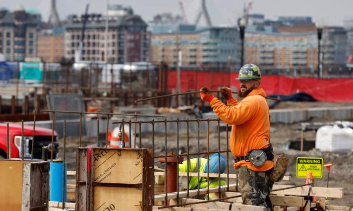 US Economic Growth at 2.1 Percent in 2nd Quarter Because of Lower Business Spending