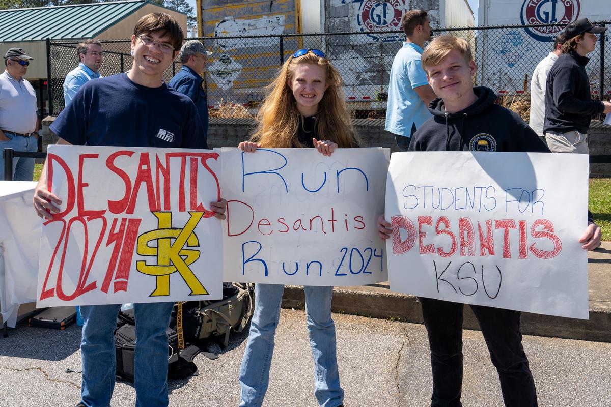 Supporters of Florida Gov. Ron DeSantis urge him to run for president outside his book tour stop in Smyrna, Ga., on March 30, 2023. (Phil Mistry/The Epoch Times.)