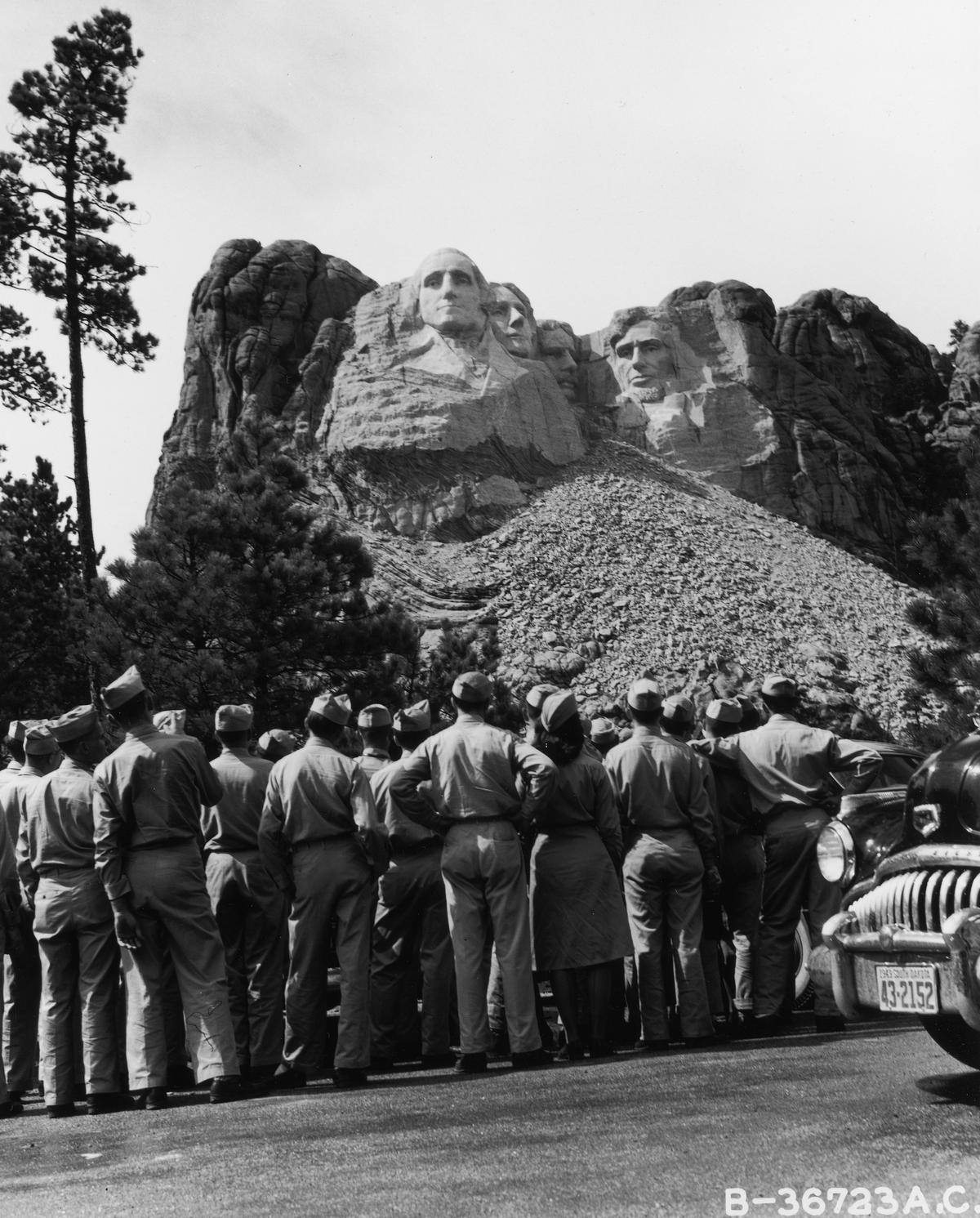 U.S. Soldiers viewing Mount Rushmore, circa 1942. (Fotosearch/Getty Images)