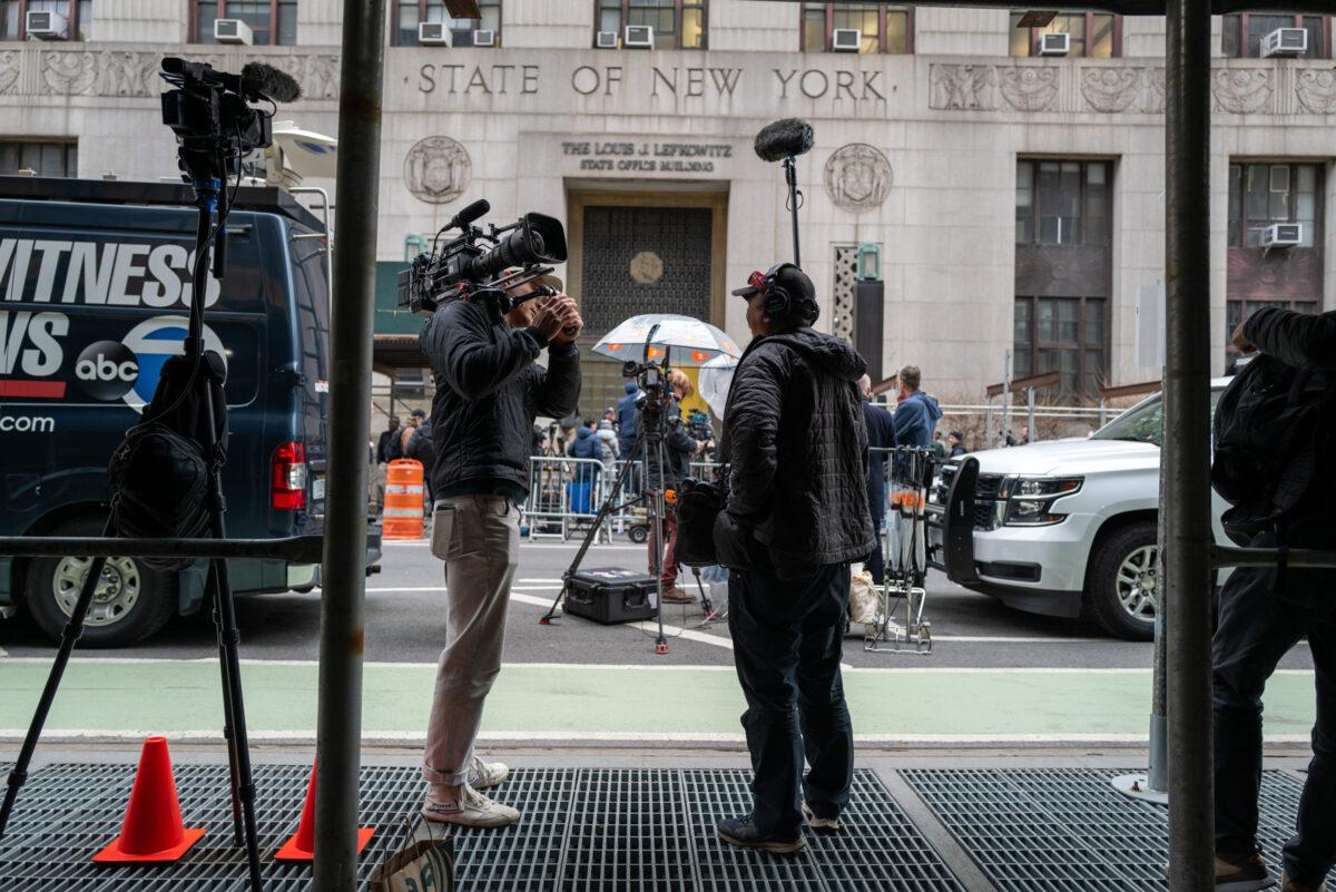 Media gather outside of the New York County Criminal Courthouse as the nation waits for the possibility of an indictment against former president Donald Trump by Manhattan District Attorney Alvin Bragg's office in New York on March 27, 2023. (Spencer Platt/Getty Images)