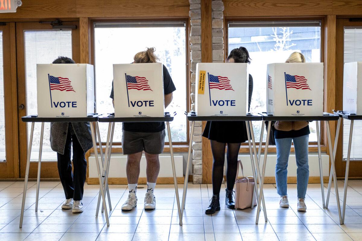  Americans vote at the Olbrich Botanical Gardens polling place in Madison, Wis., on Nov. 8, 2022. (Jim Vondruska/Getty Images)