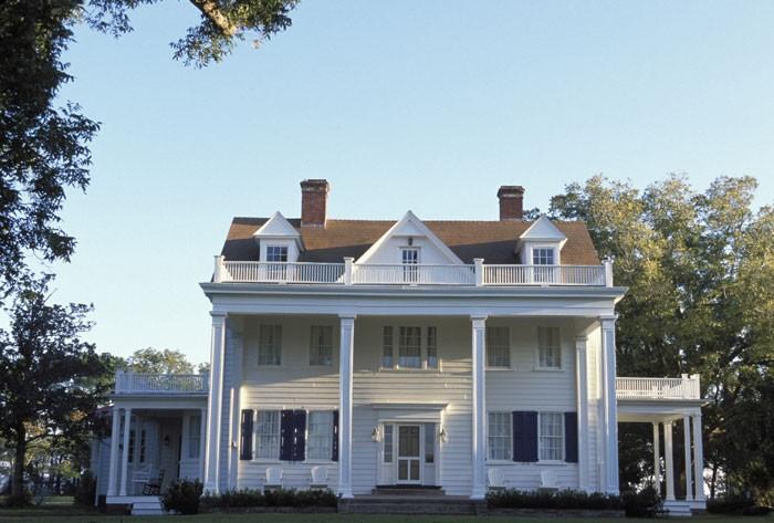 The 200-year-old house that Noah intended to restore as a home for Allie and himself—<em>restored,</em> in "The Notebook." (New Line Cinemas)