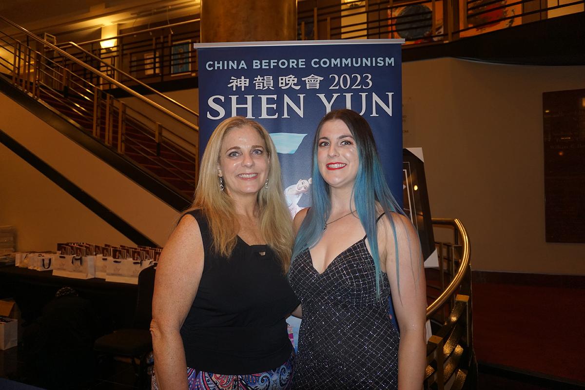 Musician Chelsea Smith with her mother, Mary Smith, at the Mahaffey Theater–Duke Energy Center for the Performing Arts on March 31. (Yawen Hung/The Epoch Times)