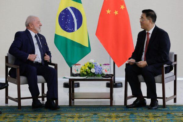 Brazilian President Luiz Inácio Lula da Silva (L) talks to Chinese Ambassador to Brazil Zhu Qingqiao at the Palácio do Planalto in Brazil on Feb. 3, 2023. (Sergio Lima/AFP via Getty Images)