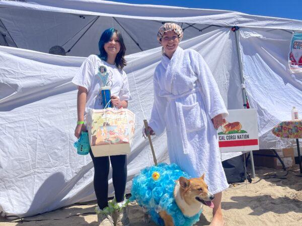 Traci Blue (R) and her corgi Mazi win best costume at the Corgi Beach Day in Huntington Beach, Calif., on April 1, 2023. (Carol Cassis/The Epoch Times)