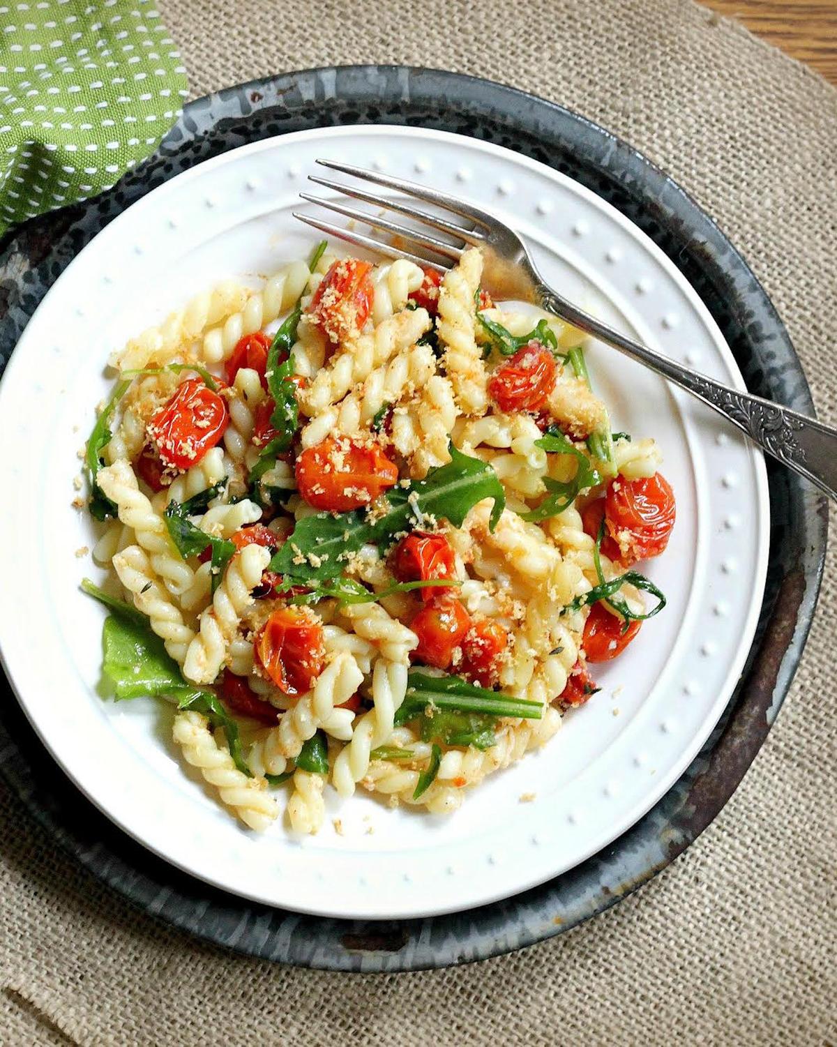 Cheesy toasted breadcrumbs instantly elevate this weeknight pasta. (Lynda Balslev for Tastefood)