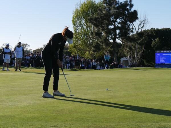  Georgia Hall, England, misses birdie attempt on the 18th green at the DIO Implant LA Open, at Palos Verdes Golf Club in Palos Verdes Estates, Calif., on April 2, 2023. (Nhat Hoang/The Epoch Times)