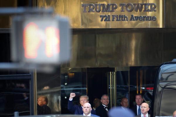 Former U.S. President Donald Trump pumps his fist as he departs Trump Tower in New York on April 4, 2023. (Scott Olson/Getty Images)