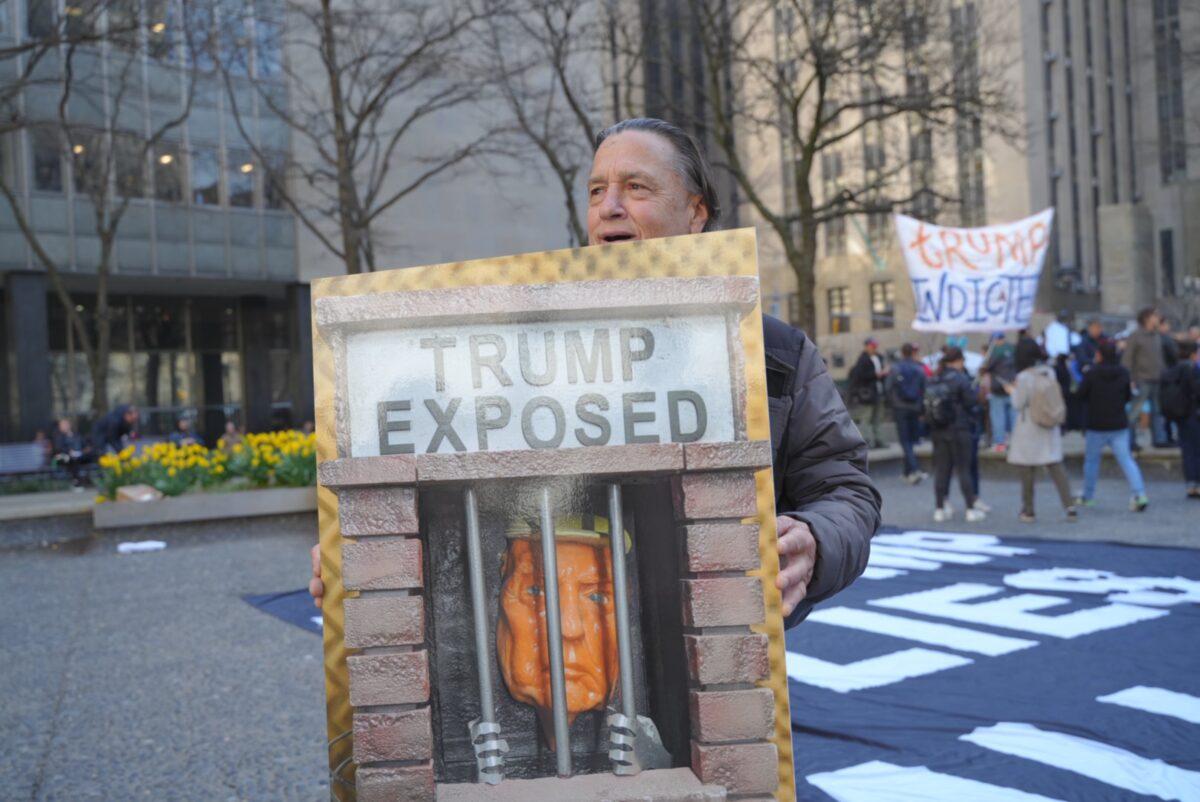 Long Island resident Tony Villar protests in support of the indictment against former President Donald Trump outside a Manhattan courthouse on April 4, 2023. (Chung I Ho/The Epoch Times)