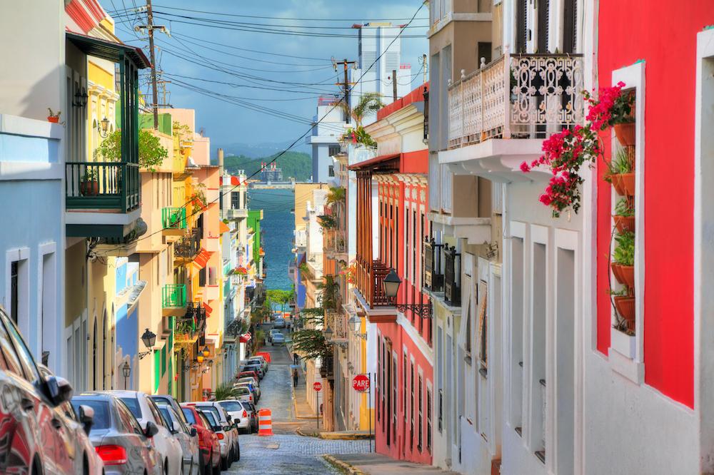 A colorful street in San Juan. (<a class="mui-19sk0fy-a-underline-inherit-linkContainer" href="https://www.shutterstock.com/pl/g/dennisvdw">Dennis van de Water</a>/Shutterstock)