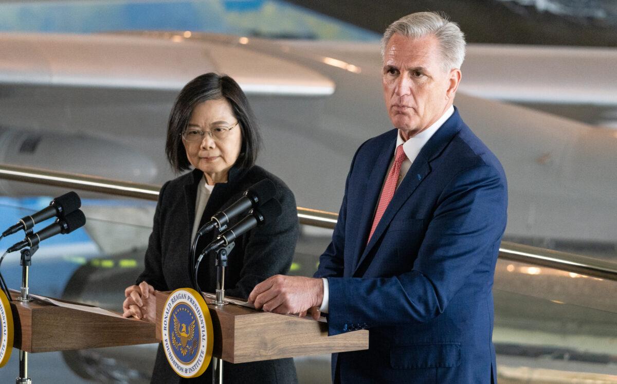 House Speaker Kevin McCarthy speaks with Taiwan's President Tsai Ing-wen (L) at The Regan Presidential Library in Semi Valley, Calif., on April 5, 2023. (John Fredricks/The Epoch Times)
