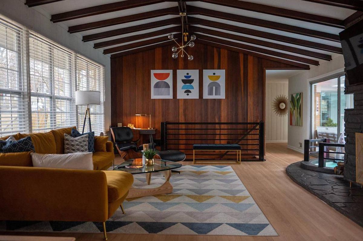 The main living room of the Elvis Retreat House in Independence is decorated with mid-century modern furnishings true to the era of the house built in 1955. (Emily Curiel/The Kansas City Star/TNS)