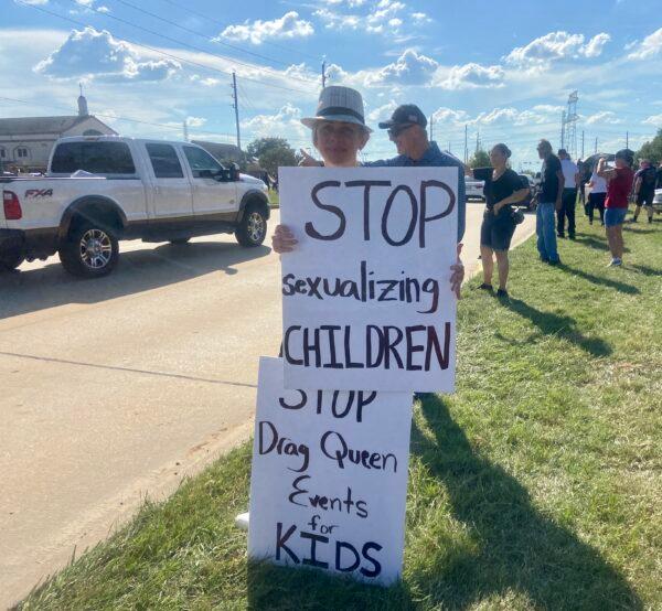 Conservative Texans showed up to protest a drag-queen event held at a Katy, Texas, church on Sept. 24, 2022. (Darlene McCormick Sanchez/The Epoch Times)