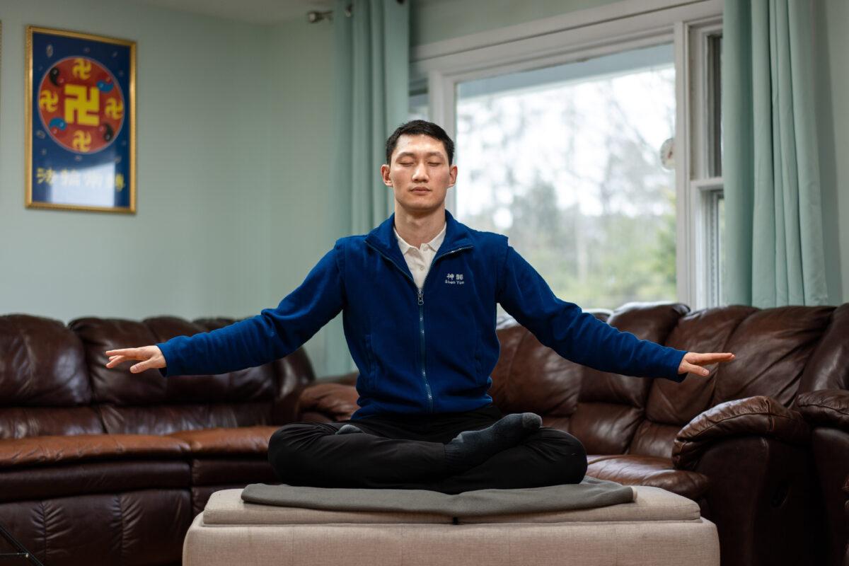  Steven Wang, Shen Yun principal dancer, practices the Falun Gong meditation at his home in New York state on March 31, 2023. (Samira Bouaou/The Epoch Times)