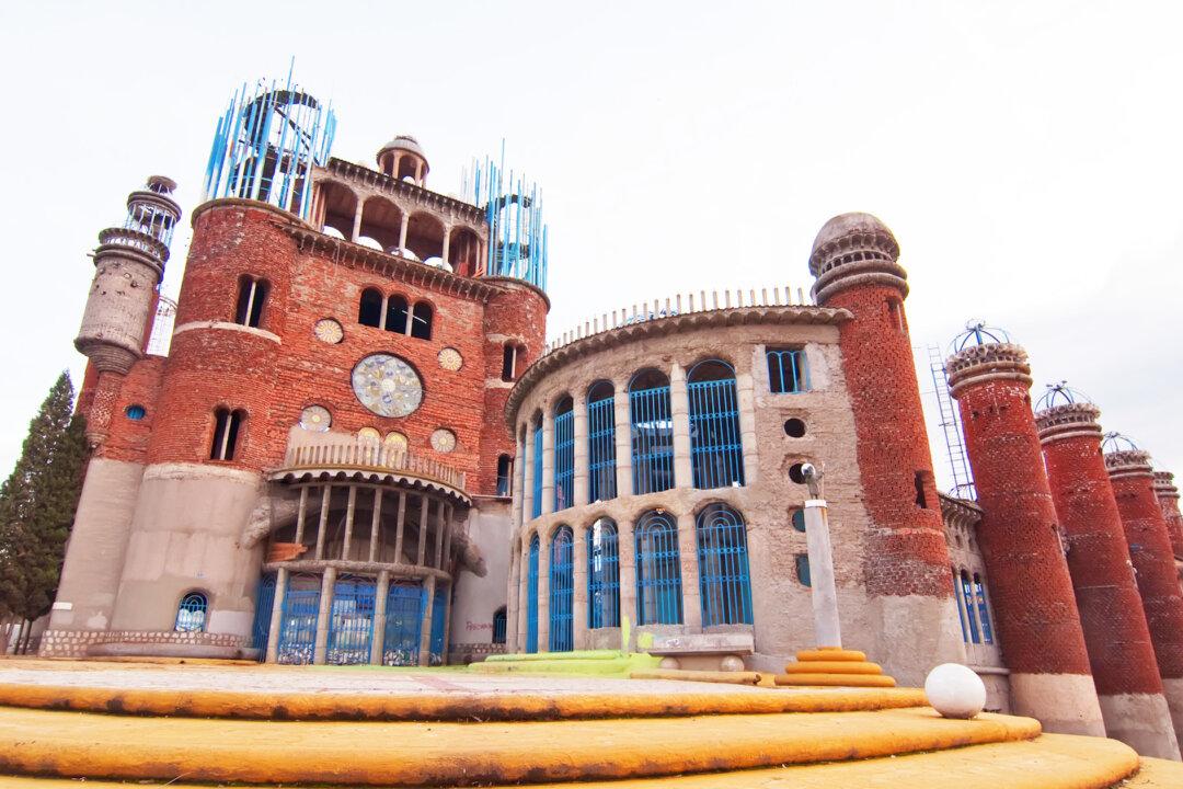 ‘God’s Crazy Bricklayer’: This Man Spent His Life Building a Cathedral by Hand—Check Out the Interiors