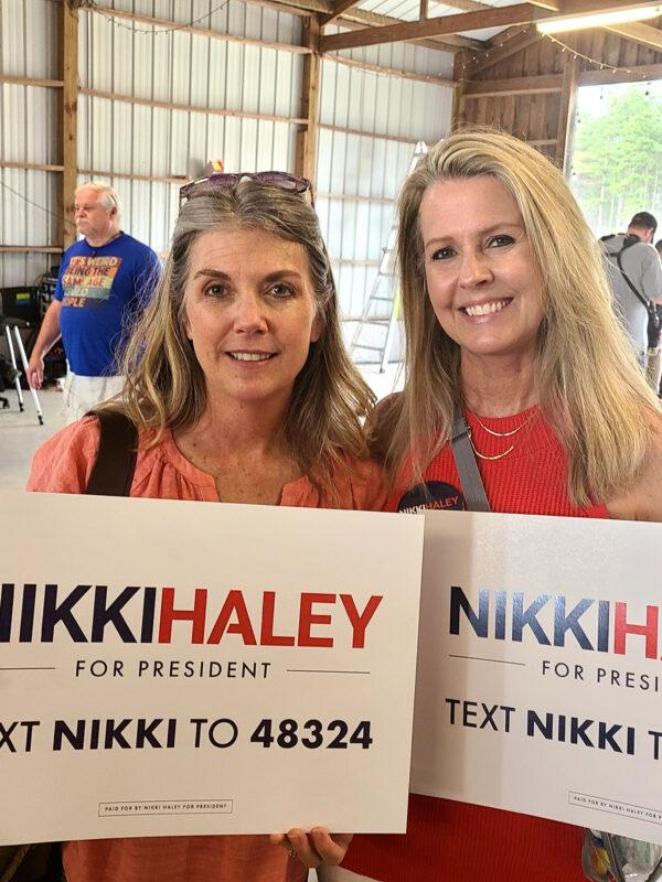 Shannon Amick (L) and Marsha Gunter, both of Lexington, S.C., waiting for former governor Nikki Haley to speak on April 6, 2023. (Dan M. Berger/The Epoch Times)