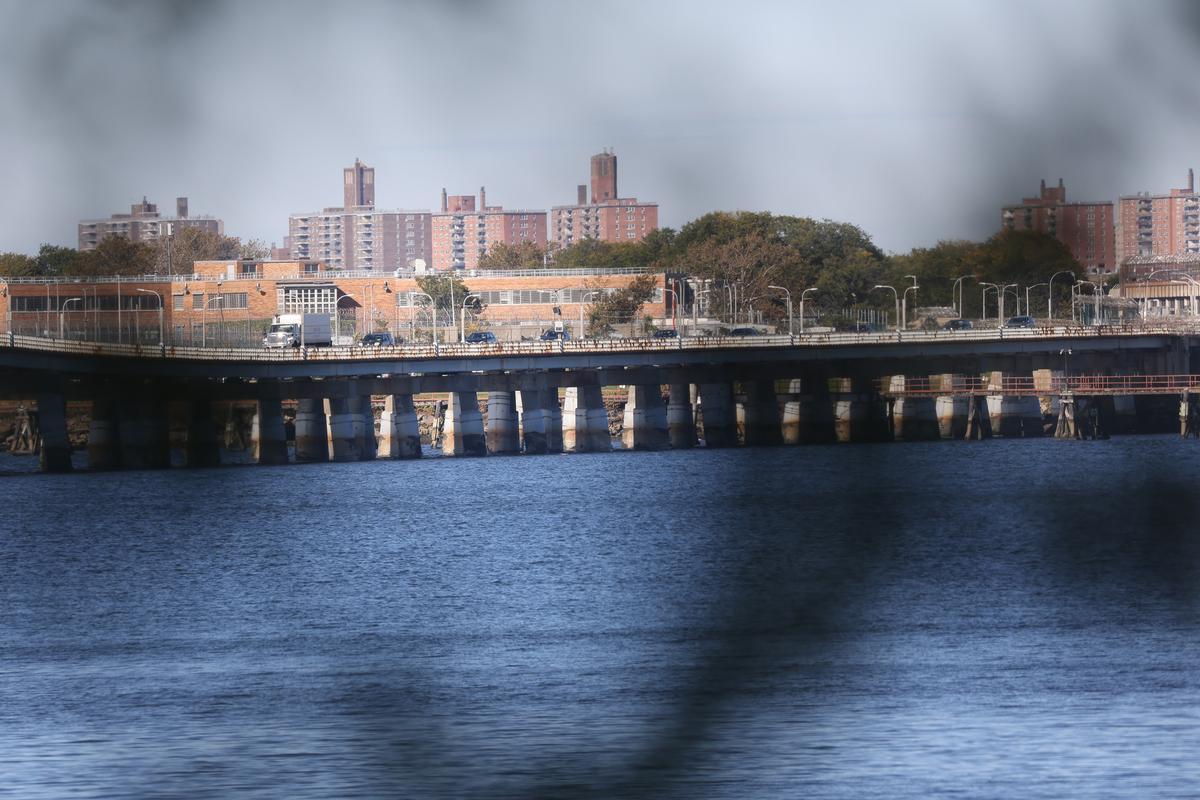 20 Hurt When Inmate Sets Fire at NYC’s Rikers Island Jail
