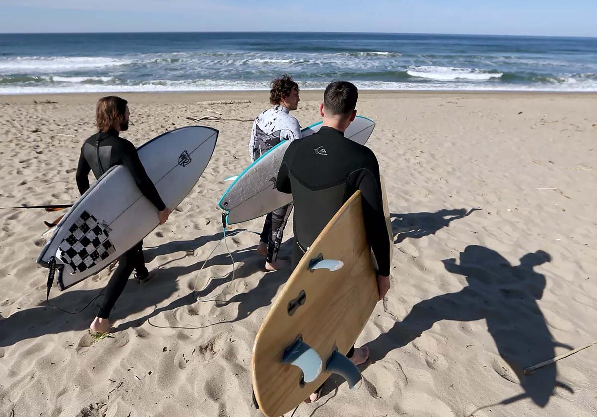 Braden Walker, left, Lawrence Doherty and Ryan Fonseca prepare to surf at Westward Beach in Malibu to kick off the California Double. (Luis Sinco/Los Angeles Times/TNS)