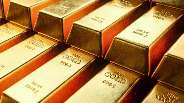 Central banks worldwide began buying gold in bulk in 2022. (Blue Andy/Shutterstock)