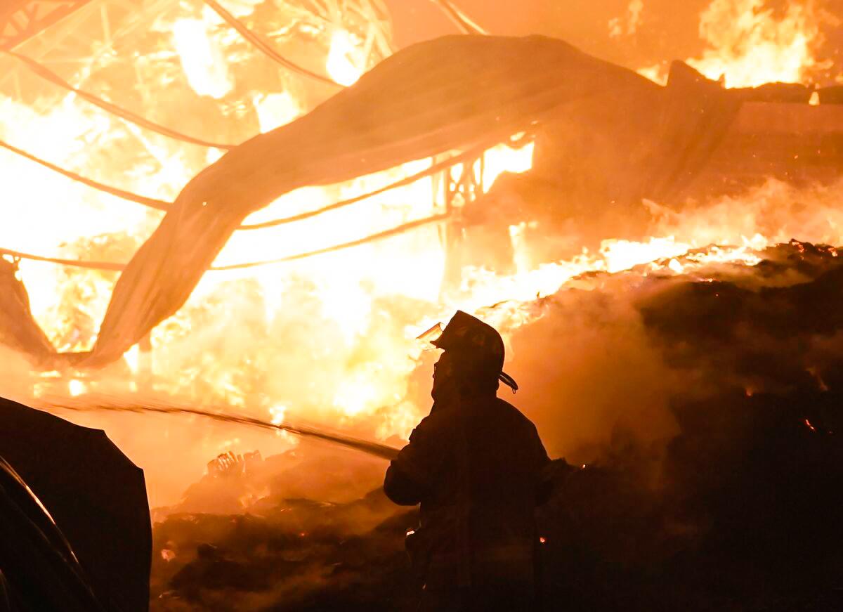 Firefighters Battle Large Blaze at Sprawling Mexican Market