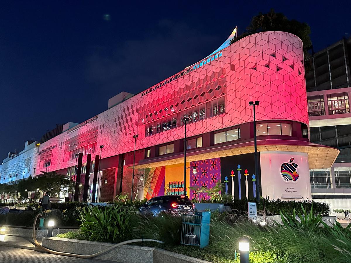 Apple Says ‘Hello Mumbai’ at First India Store Launch