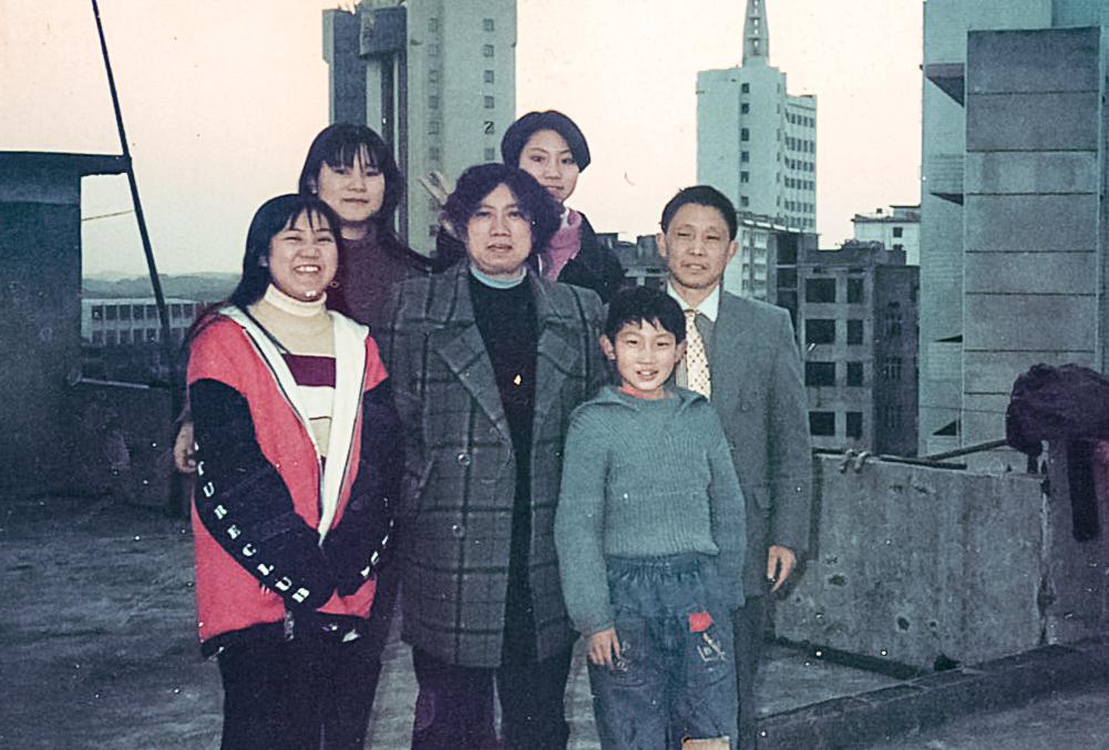  Steven Wang (2nd R) with his family in China, in 1996. His mother, Liu Aihua (C), was sentenced to four years in prison for her faith in March 2023. (Courtesy of Steven Wang)