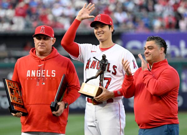Shohei Ohtani (17) of the Los Angeles Angels waves after being presented the 2022 Edgar Martinez Outstanding Designated Hitter Award by manager Phil Nevin (left) and General Manager Perry Minasian before playing the Toronto Blue Jays at Angel Stadium of Anaheim in Anaheim, Calif., on April 8, 2023. (John McCoy/Getty Images)