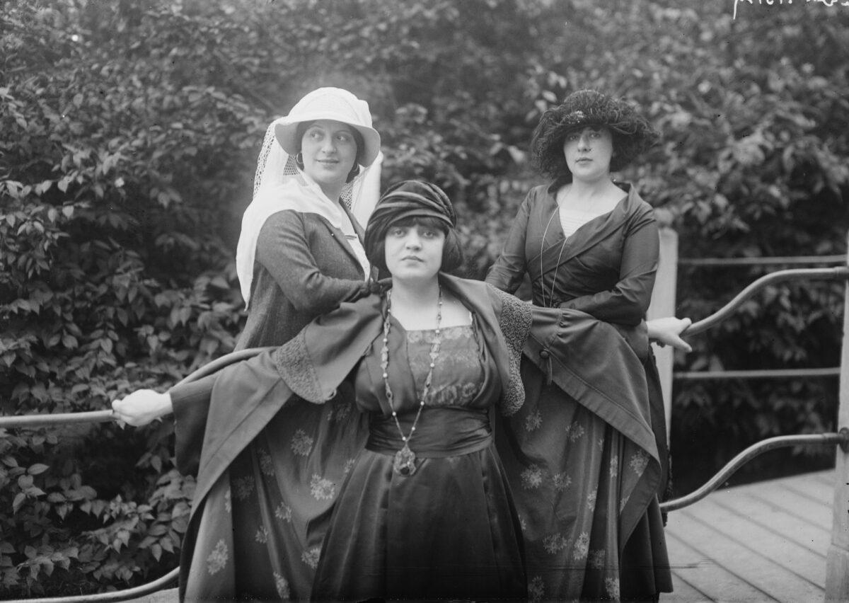 Soprano Rosa Ponselle (C) with her sister, mezzosoprano Carmela Anna Ponselle (L), and Edith Prilik, Rosa’s secretary. (Library of Congress)