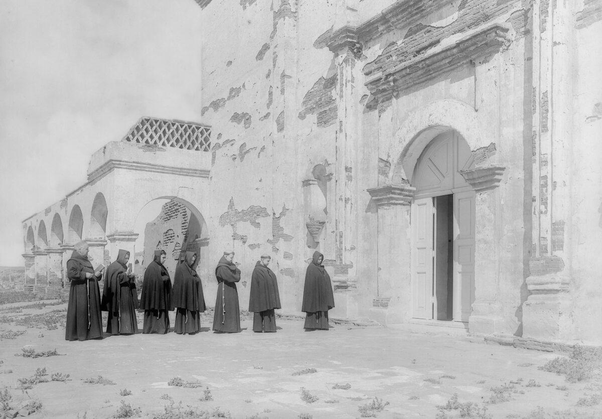 Monks lined up outside the church at Mission San Luis Rey de Francia in Oceanside, Calif., on August 2, 1900. (Public Domain)