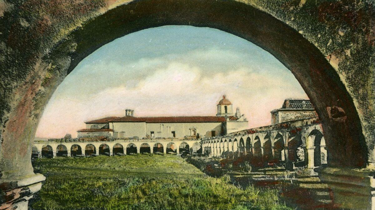 The Mission San Luis Rey de Francia in a 1903 postcard. (Public Domain)