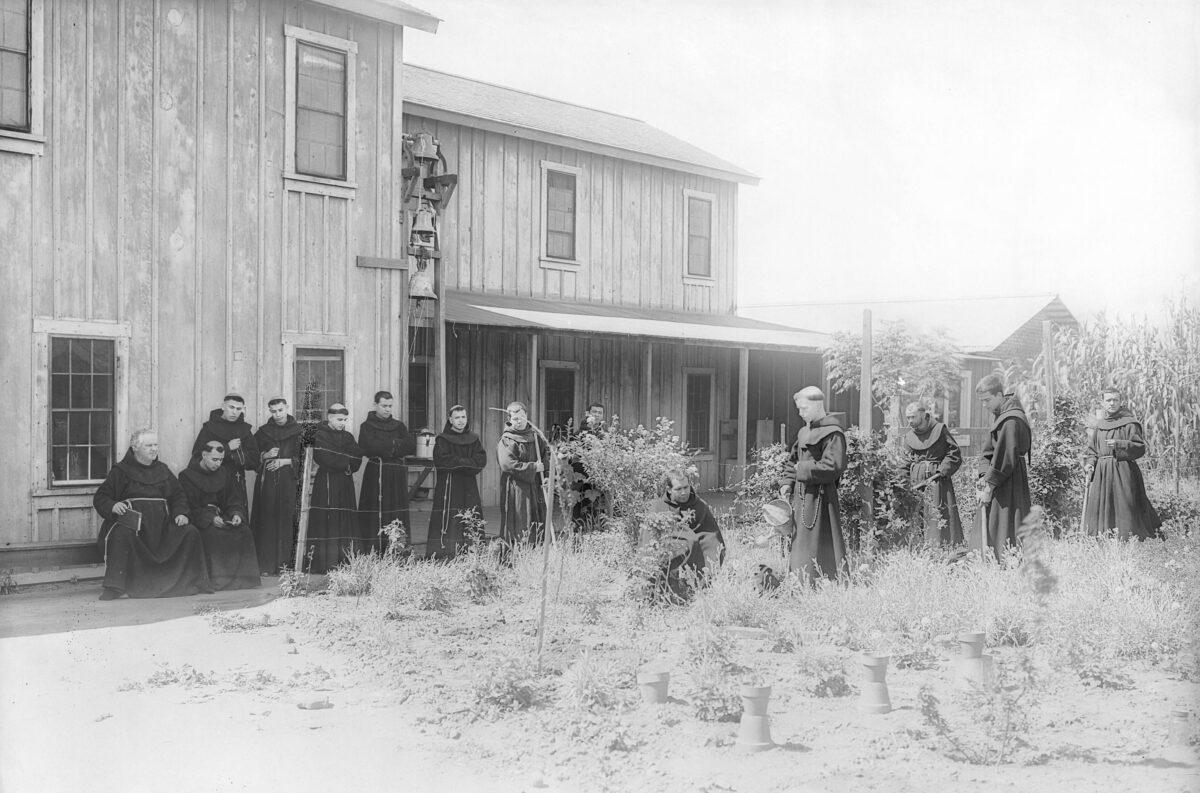 Monks standing outside Mission San Luis Rey de Francia in Oceanside, California, in 1900. (Public Domain)