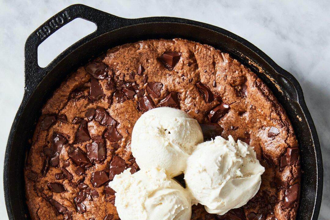 This Skillet Brownie Is a Gooey-Center-Meets-Crispy-Edge Work of Art