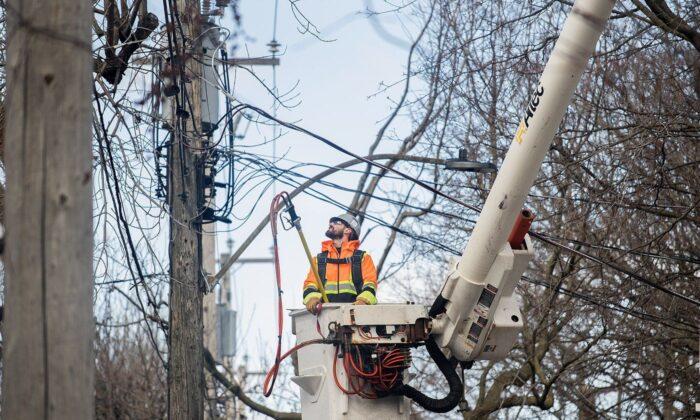 About 16,000 Quebec Clients Remain Without Power Six Days After Ice Storm