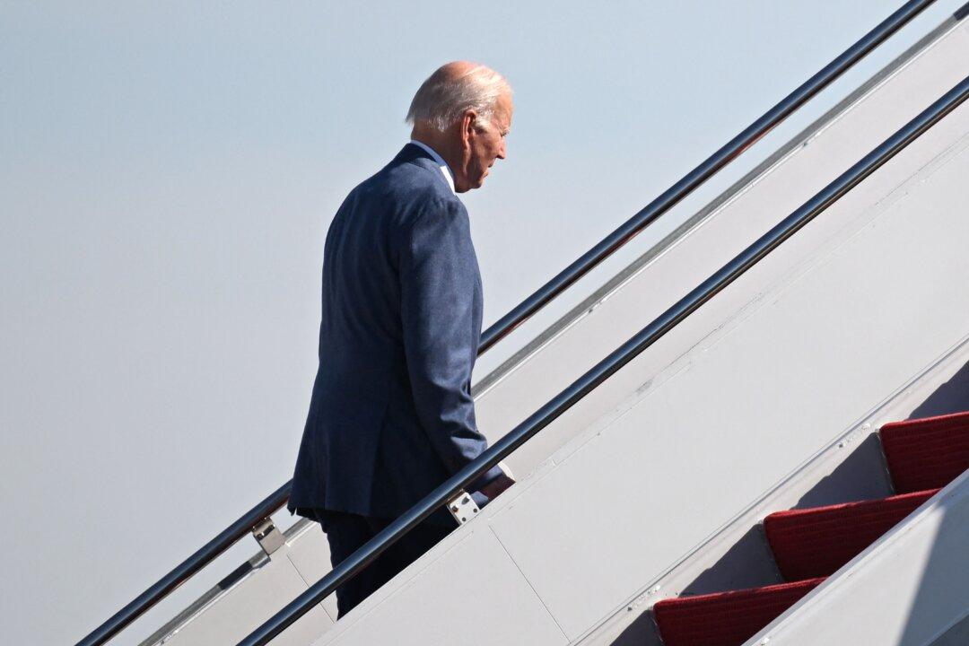 Biden Arrives in Belfast to Celebrate 25 Years of Peace in Northern Ireland