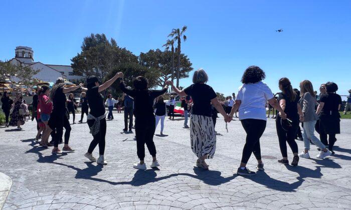 Iranian Dance Flash Mob Hits Laguna Beach
