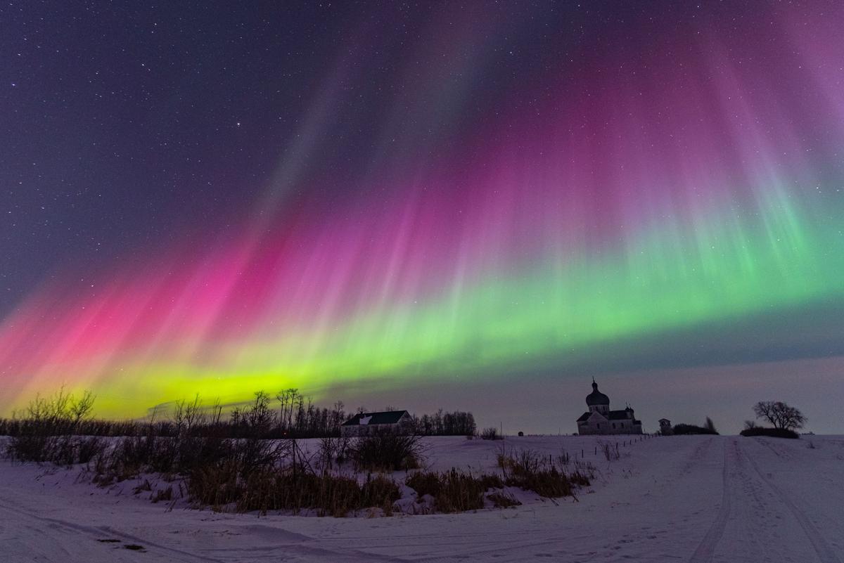 Northern lights seen over an old Ukrainian Orthodox church north of Saskatoon, Canada. (Courtesy of <a href="https://www.facebook.com/5elementsxposure">Gunjan Sinha</a>)