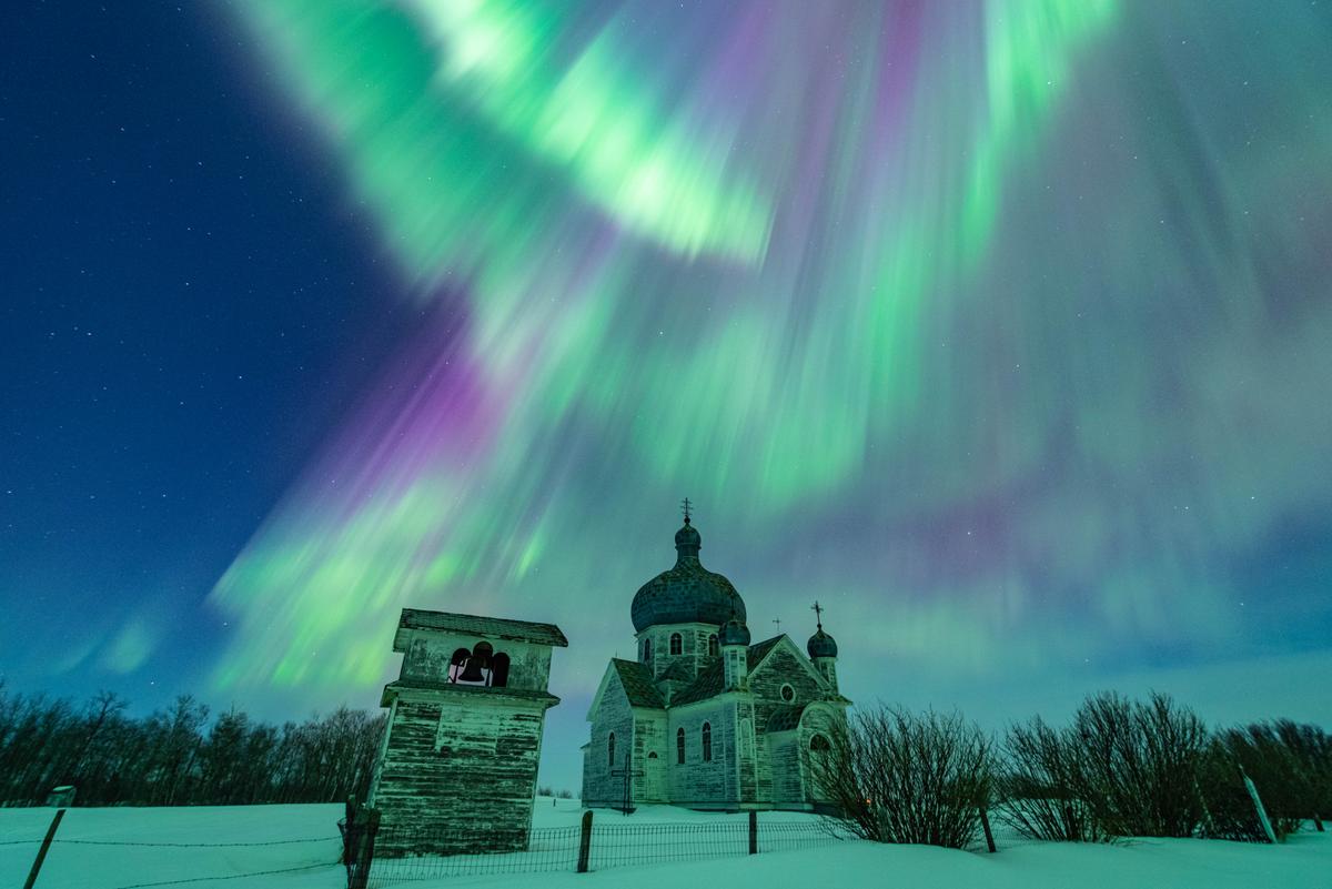 Looking southeast, an aurora hangs over an old Ukrainian Orthodox church in the foreground, north of Saskatoon, Saskatchewan, Canada. (Courtesy of <a href="https://www.facebook.com/5elementsxposure">Gunjan Sinha</a>)