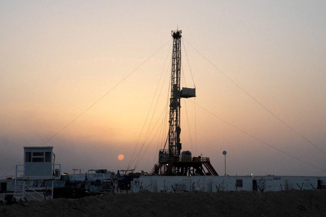 Oil Falls, Investors Mull Possible Conflict Escalation