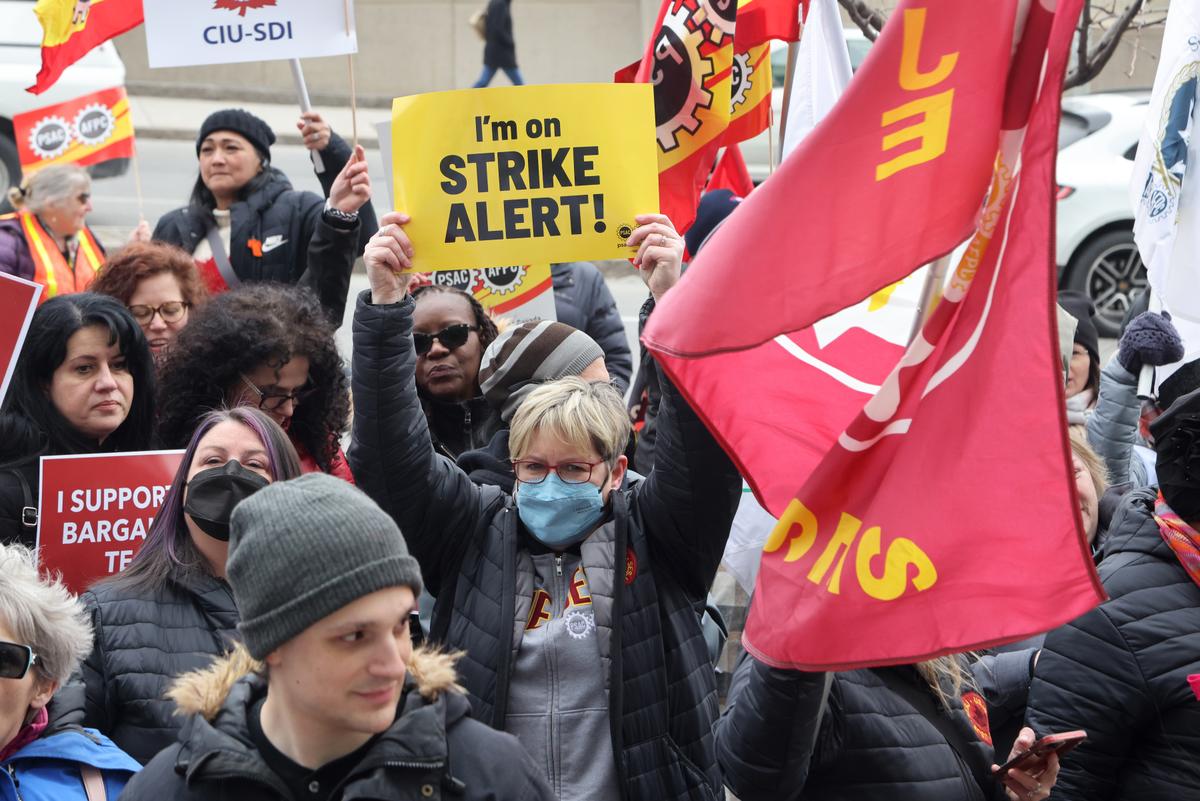 155,000 Federal Employees Will Strike This Week if Bargaining Deal Not Reached, Says Union