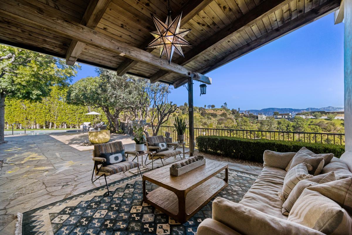 Outside the living room lies an open-air gathering spot that is ideal for relaxing while taking in the stunning views. (Courtesy of One Shot Productions, TopTenRealEstateDeals.com)
