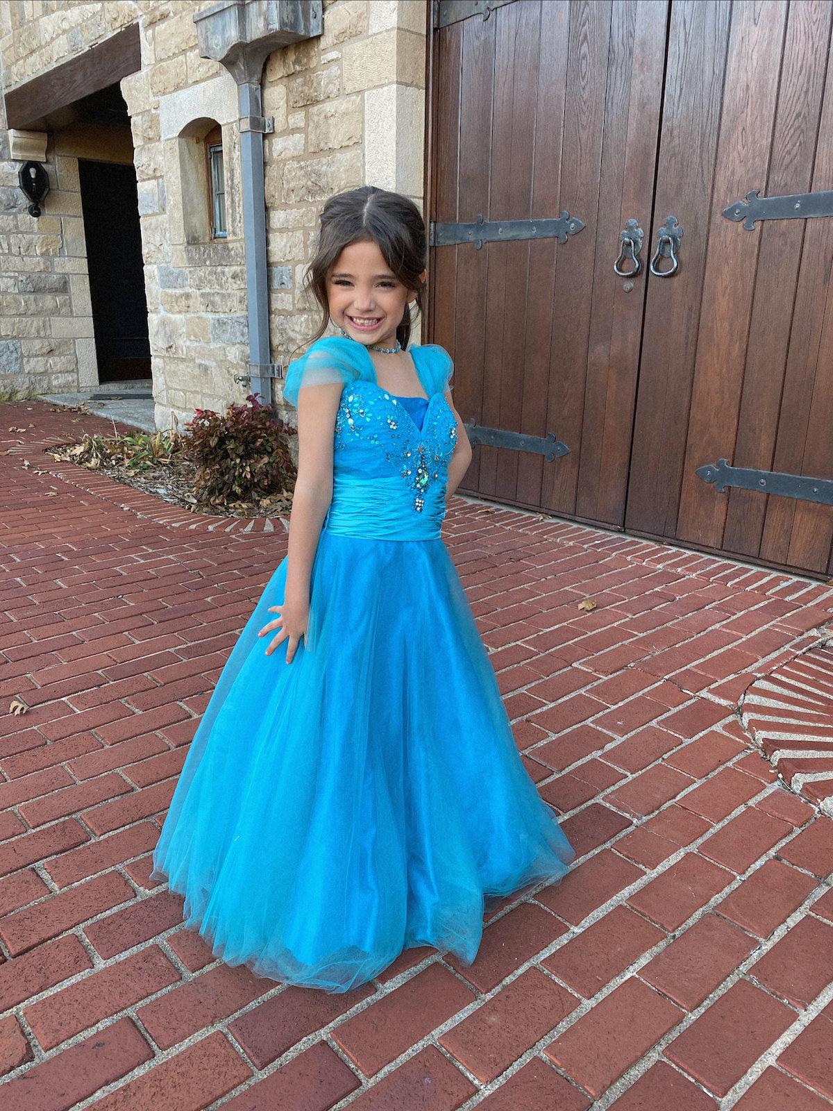 Sterling wearing her mom's prom dress. (SWNS)
