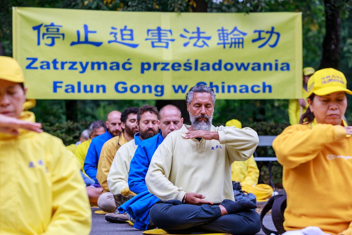 Gabriel Georgiou meditating at a Falun Gong Parade in Poland. (Zhang Qingyao/The Epoch Times)