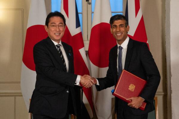 British Prime Minister Rishi Sunak (R) and Japanese Prime Minister Fumio Kishida shake hands after signing a defense agreement at the Tower of London, in London, England, on Jan. 11, 2023. (Carl Court/Getty Images)
