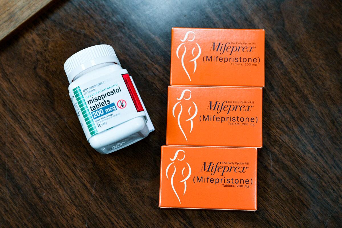 Multiple States Sue FDA for Allowing Abortion Pills to Be Sent by Mail | USNN World News  Mifepristone (Mifeprex) and Misoprostol, the two drugs used in a chemical abortion, are seen at the Women's Reproductive Clinic, in Santa Teresa, N.M., on June 17, 2022. (Robyn Beck/AFP/Getty Images)