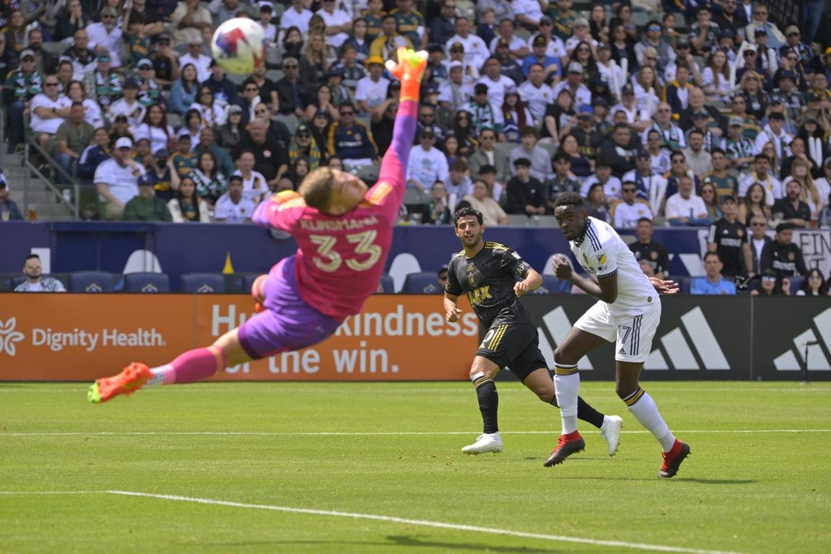 Carlos Vela Shines, LAFC Defeat Rival Galaxy
