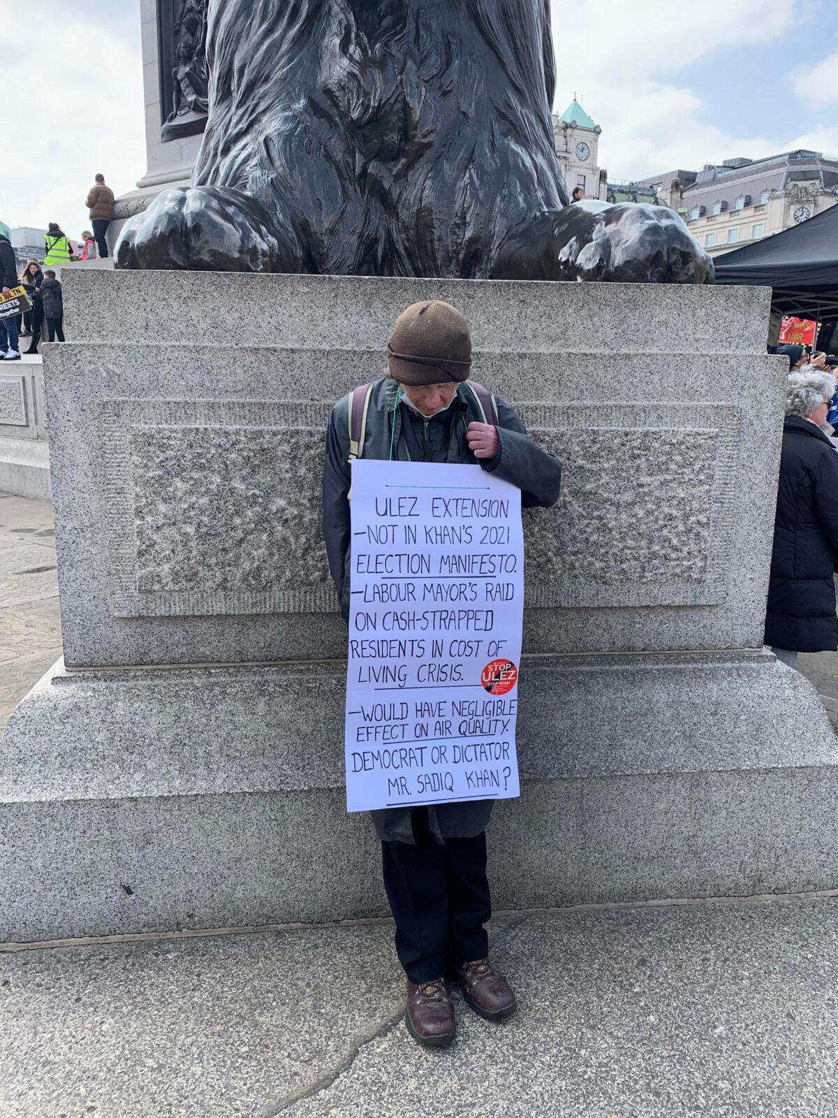 An anti-ULEZ protester in London on April 15 2023. (Owen Evans/The Epoch Times)