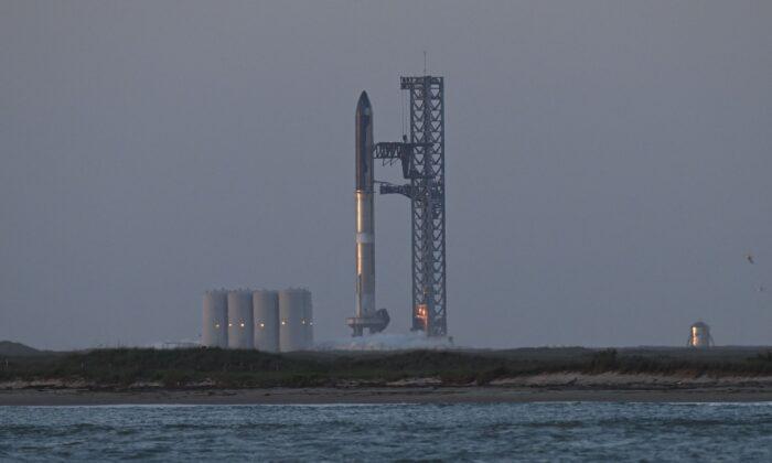 SpaceX Takes Second Shot at Launching Biggest Rocket